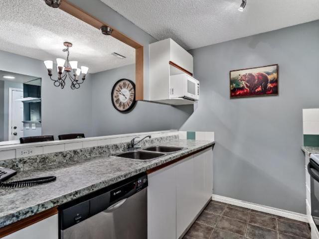 New! Cozy Rocky Mountain Chalet Managed By Little Sister Getaways Canmore Dış mekan fotoğraf