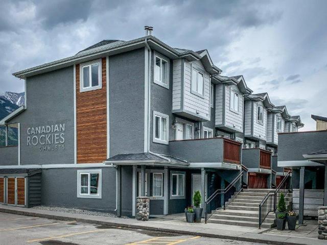 New! Cozy Rocky Mountain Chalet Managed By Little Sister Getaways Canmore Dış mekan fotoğraf