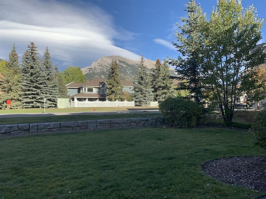 New! Cozy Rocky Mountain Chalet Managed By Little Sister Getaways Canmore Dış mekan fotoğraf